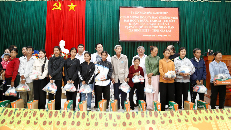 Công đoàn Bệnh viện Đại học Y Dược TP. Hồ Chí Minh tặng quà các hộ dân người dân tộc thiểu số ở thôn M6. Ảnh: H.P 1.jpg