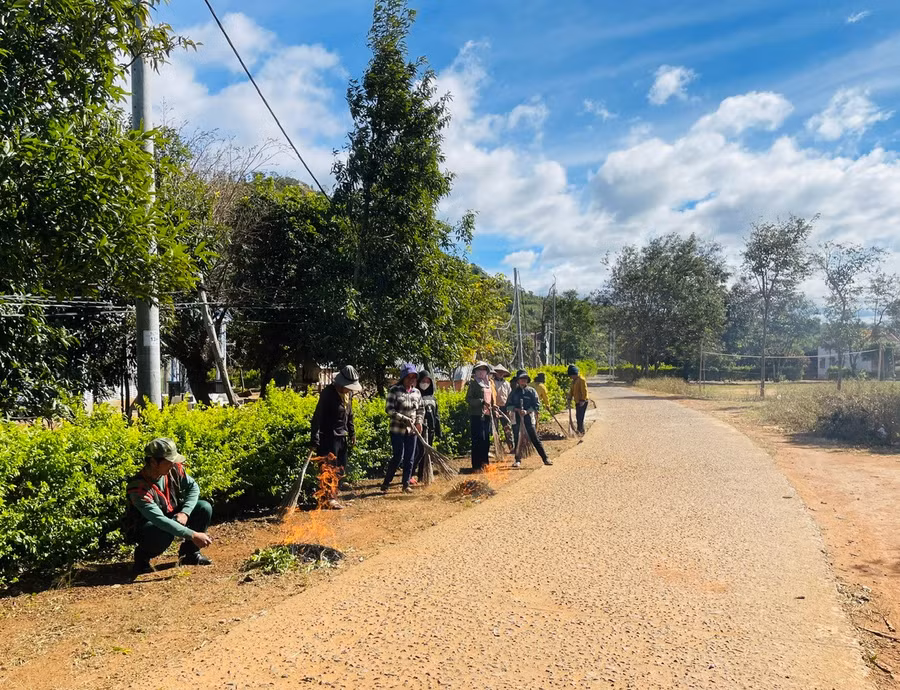 sau-buoi-phat-dong-nguoi-dan-trong-lang-da-ra-quan-don-dep-ve-sinh-khu-vuc-cong-cong-cua-lang.jpg
