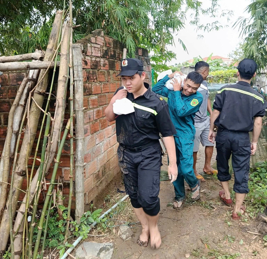 Các lực lượng đã dùng khoảng 1.200 bao cát để gia cố đoạn đê xung yếu của sông Gò Chàm. Ảnh: ĐVCC z7180422682245-8bfa079991cafbb34f7b24e1e83abd21.jpg