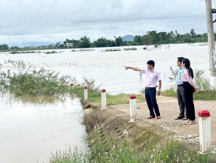 Lãnh đạo xã Tuy Phước Bắc kiểm tra các khu vực có nguy cơ ngập lụt trên địa bàn. Ảnh: ĐVCC z7180422462890-08a816488d842e7f2513e28b88e60e28.jpg