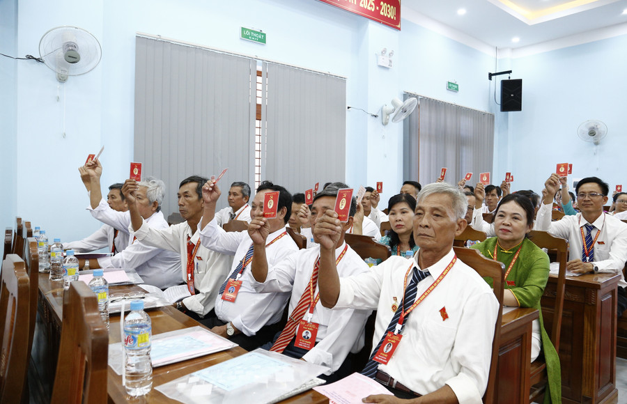 Đại biểu biểu quyết thông qua Nghị quyết Đại hội. Ảnh: Hồng Phúc mg-0677.jpg