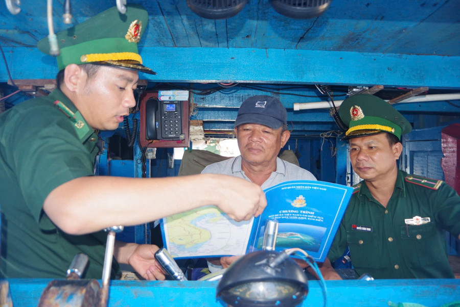 BĐBP tỉnh tập trung tổ chức tuyên truyền, vận động bà con ngư dân vừa khai thác có hiệu quả nguồn lợi từ biển, vừa tham gia bảo vệ chủ quyền biển, đảo thiêng liêng của Tổ quốc. Ảnh: H.P z7170256633081-06d0638517535abdf42ceb998c7d5dcb.jpg