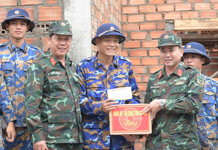 bo-chqs-tinh-tham-tang-qua-cac-don-vi-quan-doi-dang-ho-tro-nhan-dan-xay-nha.jpg