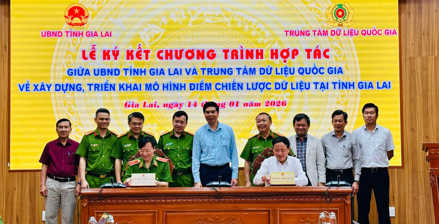 uy-ban-nhan-dan-tinh-gia-lai-va-trung-tam-du-lieu-quoc-gia-da-ky-ket-chuong-trinh-hop-tac-ve-xay-dung-trien-khai-mo-hinh-diem-chien-luoc-du-lieu-tai-tinh-gia-lai-anh-ht.jpg