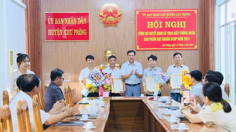 pho-chu-tich-ubnd-huyen-chu-prong-ksor-viet-trao-giay-chung-nhan-san-pham-ocop-3-sao-cho-cac-chu-the-anh-van-luyen.jpg