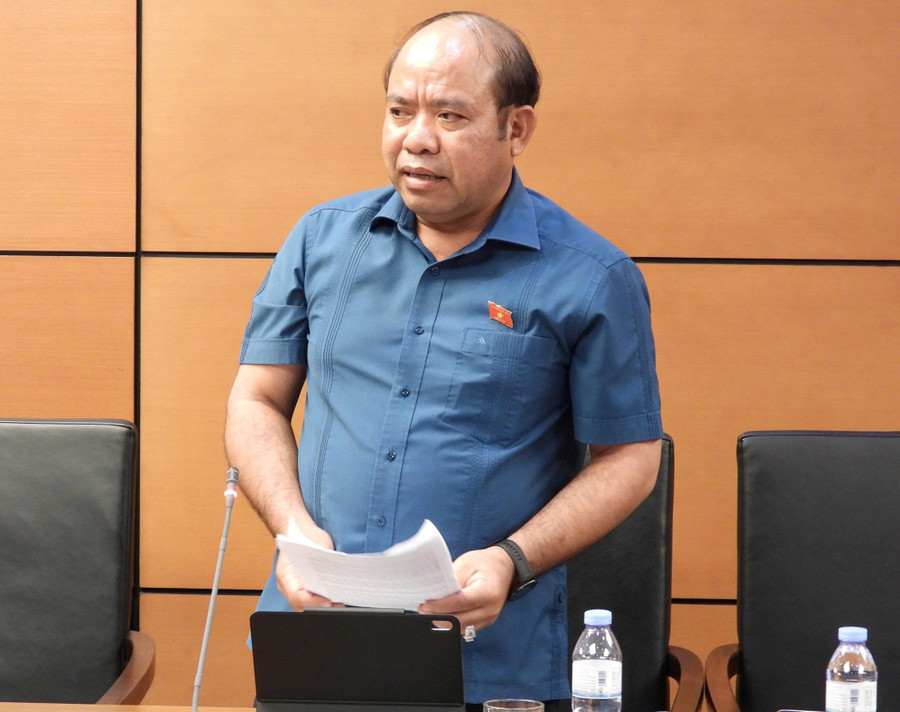 ĐB Đinh Văn Thê góp ý về dự án Luật An ninh mạng tại phiên thảo luận Tổ. Ảnh: Đoàn ĐBQH tỉnh z7175092435115-b0e5dad0155bb2434db84332d123c228.jpg