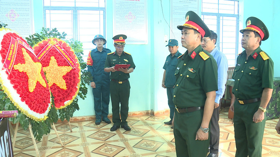 Đại tá Nguyễn Thế Vinh (hàng đầu) viếng hương linh các liệt sĩ hy sinh tại xã Ia Boòng. Ảnh: Thanh Tuyền z7173831434089-1ea68fa5b5c0792f0038c095b641ef49.jpg