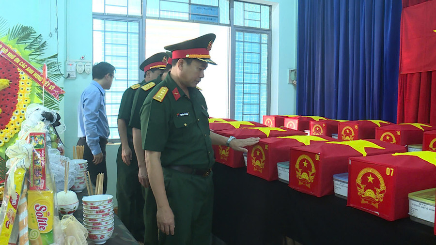 Đại tá Nguyễn Thế Vinh-Chỉ huy trưởng Bộ CHQS tỉnh yêu cầu công tác chuẩn bị cho Lễ viếng, truy điệu và an táng HCLS được tìm kiếm, quy tập tại xã Ia Boòng phải đảm bảo trang trọng, ý nghĩa. Ảnh: Thanh Tuyền dai-ta-nguyen-the-vinh-chi-huy-truong-bo-chqs-tinh-kiem-tra-cong-tac-chuan-bi-cho-le-vieng-truy-dieu-va-an-tang-hai-cot-cac-liet-si-duoc-tim-kiem-quy-tap-tai-xa-ia-boong.jpg