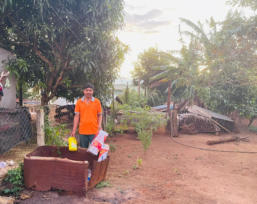 Người dân làng Đê Kôp-Đoul phân loại rác thải tại nguồn. Ảnh: Hồng Thương sau-khi-phan-loai-rac-thai-nguoi-dan-lang-de-kop-doul-giu-lai-rac-thai-tai-che-de-ban.jpg