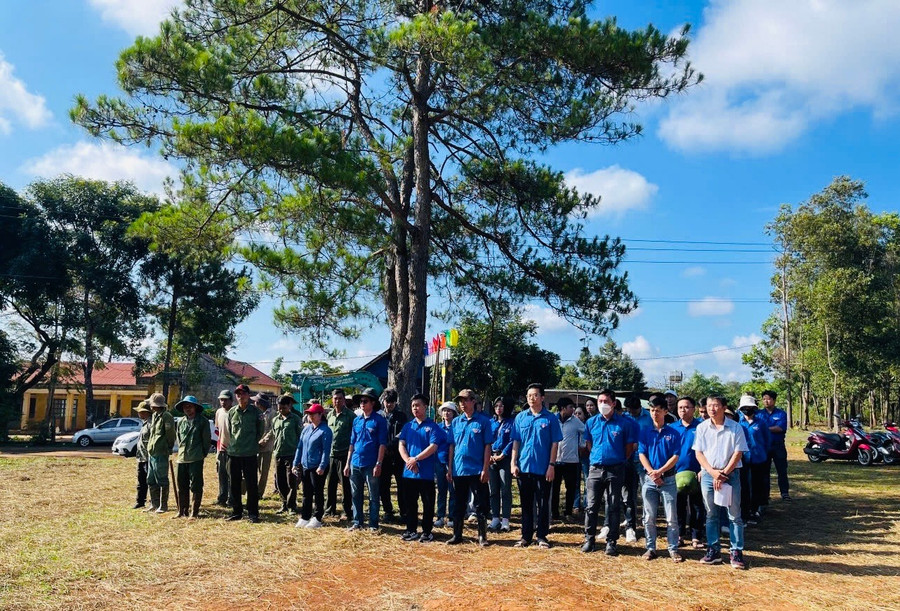 Cán bộ, đoàn viên, thanh niên các đơn vị và người dân trên địa bàn phường Chi Lăng tham gia lễ phát động “Tết trồng cây đời đời nhớ ơn Bác Hồ” năm 2025. Ảnh Người dân cung cấp z6611647229367-40496b4a1bfb882259ade9bde02c6d07.jpg
