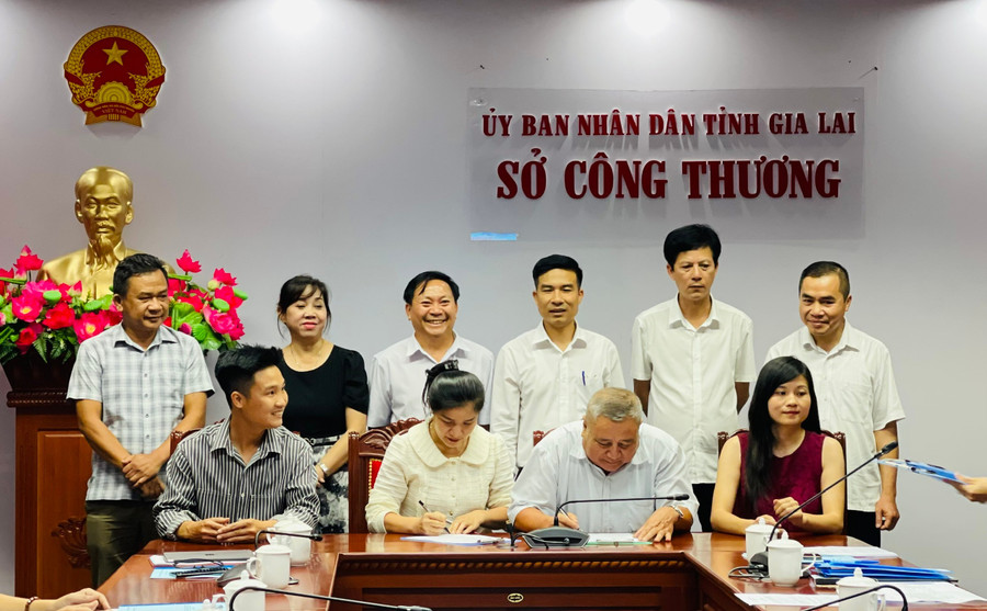 Các doanh nghiệp của 2 tỉnh đã ký kết 4 hợp đồng, biên bản ghi nhớ về hợp tác tiêu thụ sản phẩm. Ảnh: Hồng Thương z6617554062659-f7ff9e053685bfdac7c596cc62f06f3b.jpg