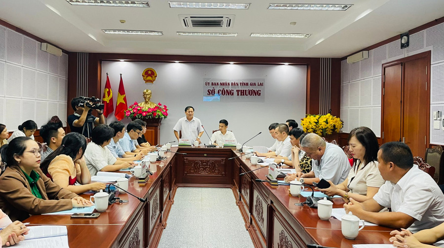 Đại diện lãnh đạo Sở Công thương 2 tỉnh đã thông tin về tiềm năng và tình hình sản xuất, tiêu thụ sản phẩm trên địa bàn. Ảnh: Hồng Thương z6617570599652-54098cc5c211885991b8eac88f05e8f7.jpg