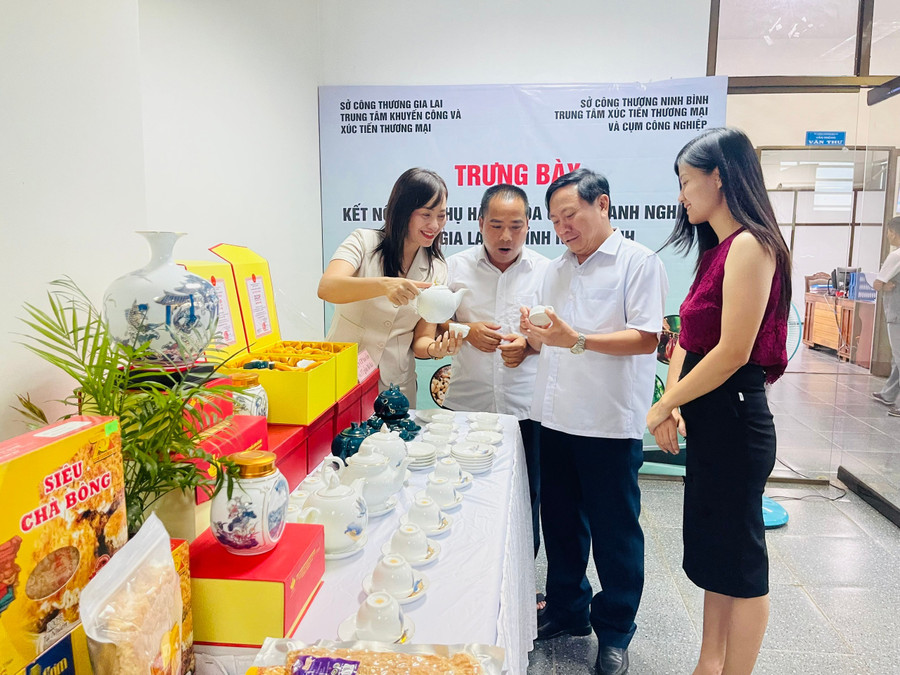 Các doanh nghiệp trưng bày, giới thiệu các sản phẩm đặc sản của mình tại hội nghị. Ảnh: Hồng Thương z6617543271873-55abaa285f4ec4ae5efdf914a9aa3a03.jpg