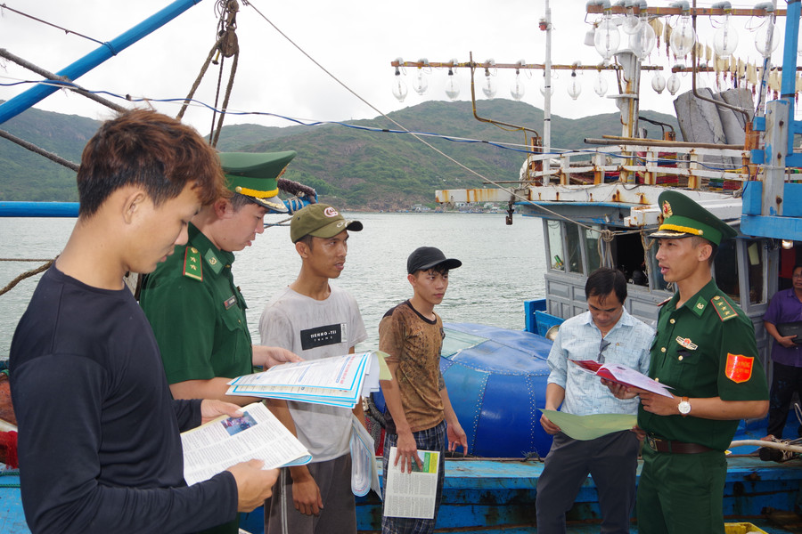 BĐBP tỉnh tuyên truyền pháp luật cho ngư dân. Ảnh: H.P 1-3.jpg