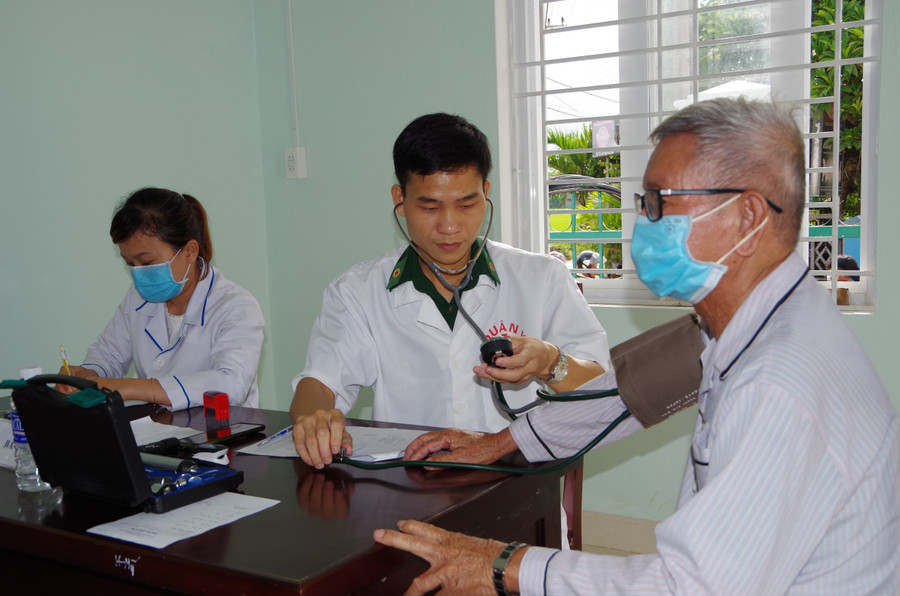 Bộ đội Biên phòng tỉnh khám bệnh, cấp thuốc miễn phí cho người dân ở khu vực biên giới. Ảnh: H.P anh-3.jpg