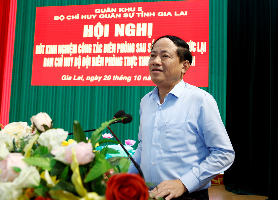 Phát biểu tại hội nghị, Chủ tịch UBND tỉnh Phạm Anh Tuấn lưu ý Bộ CHQS tỉnh, Ban Chỉ huy BĐBP tỉnh phải luôn đoàn kết, thống nhất để hoàn thành tốt nhiệm vụ. Ảnh: H.P chu-tich-ubnd-tinh-pham-anh-tuan-phat-bieu-ket-luat-hoi-nghi.jpg
