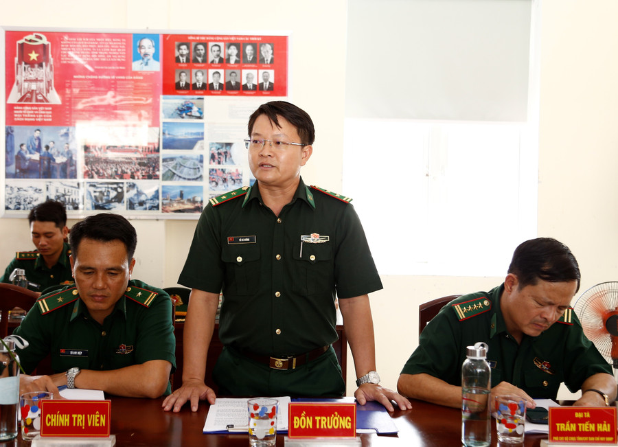 Trung tá Hồ Bá Dương-Đồn trưởng Đồn Biên phòng Nhơn Châu báo cáo kết quả thực hiện nhiệm vụ của đơn vị. Ảnh: H.P mg-2717.jpg