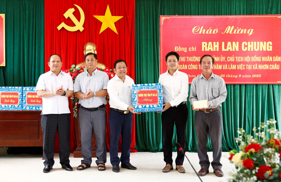 Phó Bí thư Thường trực Tỉnh ủy Rah Lan Chung (bìa trái) tặng quà cho cấp ủy, chính quyền xã đảo Nhơn Châu. Ảnh: H.P b2.jpg