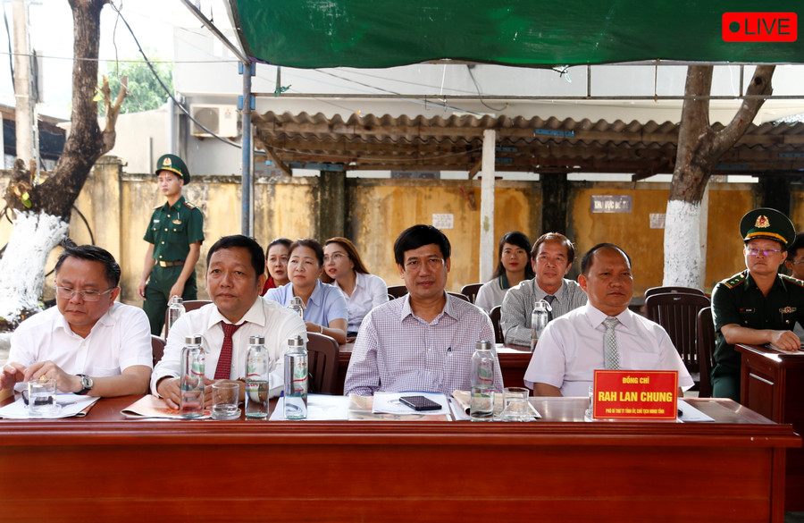 Phó Bí thư Thường trực Tỉnh ủy Rah Lan Chung (hàng đầu, bìa phải) tham dự lễ khai giảng tại Trường Tiểu học và THCS Nhơn Châu. Ảnh: Hồng Phúc mg-2513-7654.jpg