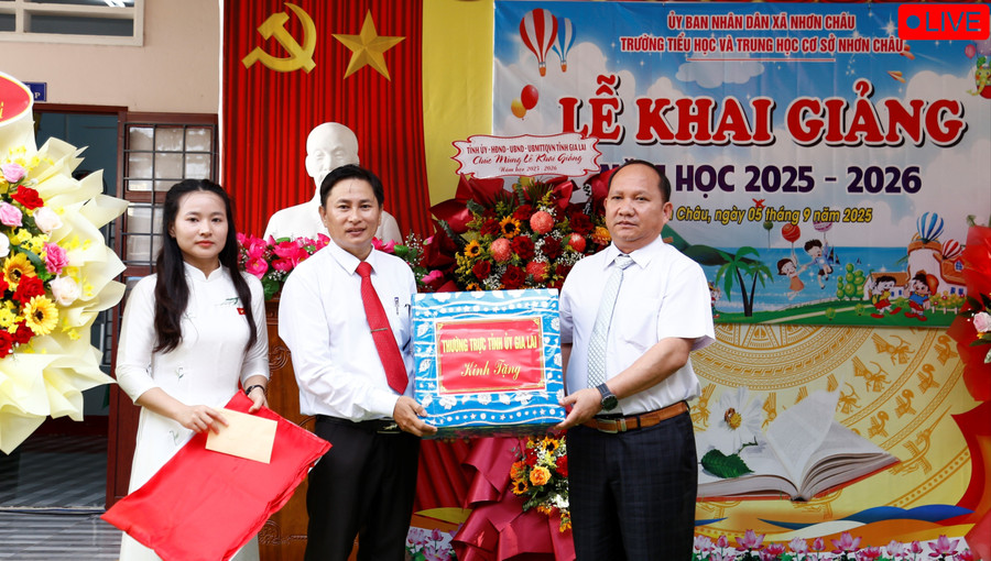 Phó Bí thư Thường trực Tỉnh ủy Rah Lan Chung tặng quà cho Trường Tiểu học và THCS Nhơn Châu. Ảnh: Hồng Phúc mg-2523-8121.jpg