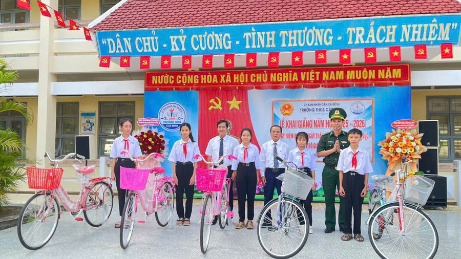 Đồn Biên phòng Cát Khánh trao xe đạp cho học sinh có hoàn cảnh khó khăn tại Trường THCS Cát Minh. Ảnh: ĐVCC z6978445865786-495443006c9898f1e1626ecbfe127ad7.jpg