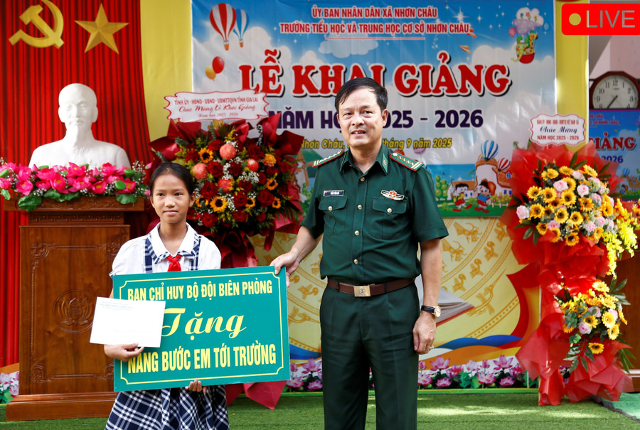 Đại tá Trần Tiến Hải- Chỉ huy trưởng Ban Chỉ huy BĐBP tỉnh trao quà nâng bước em đến trường cho em Nguyễn Thị Ngọc Hoa, lớp 5. Ảnh: Hồng Phúc mg-2619-9713.jpg