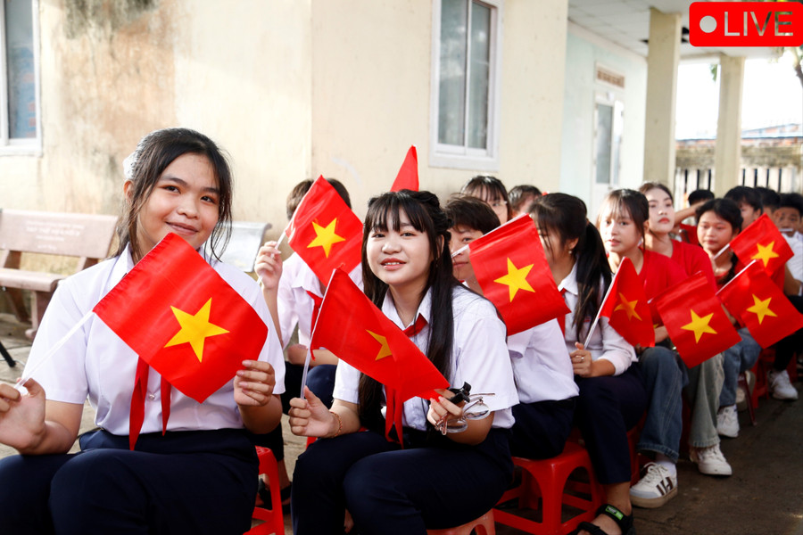 Học sinh Trường Tiểu học và THCS Nhơn Châu tham dự lễ khai giảng. Ảnh: Hồng Phúc mg-2472-3701.jpg