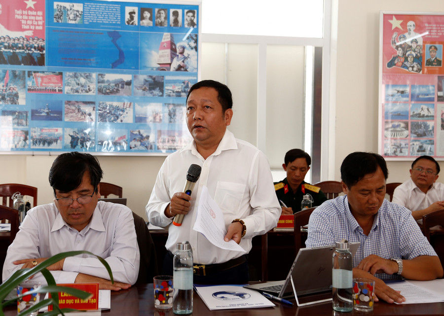 Bí thư Đảng ủy xã Nhơn Châu Nguyễn Tiến Dũng báo cáo kết quả thực hiện nhiệm vụ của xã từ đầu năm đến nay. Ảnh: H.P mg-2697.jpg