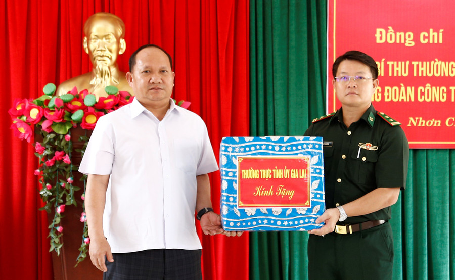 Phó Bí thư Thường trực Tỉnh ủy trao quà cho Đồn Biên phòng Nhơn Châu. Ảnh: H.P mg-2773.jpg