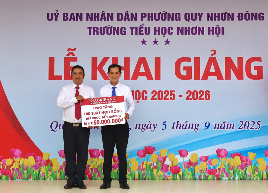 Agribank Bình Định trao học bổng tại Trường Tiểu học Nhơn Hội. Ảnh: ĐVCC z6978557898644-28b26ce4e499d1d13d71eba03d3ad28f.jpg