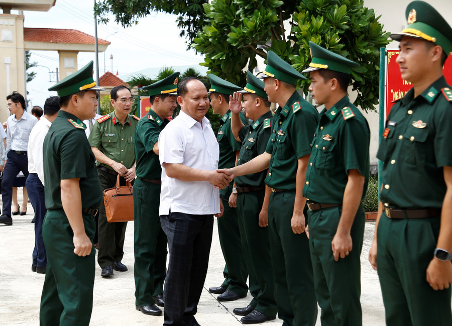 Phó Bí thư Thường trực Tỉnh ủy Rah Lan Chung đến thăm, làm việc tại Đồn Biên phòng Nhơn Châu. Ảnh: H.P b3.jpg