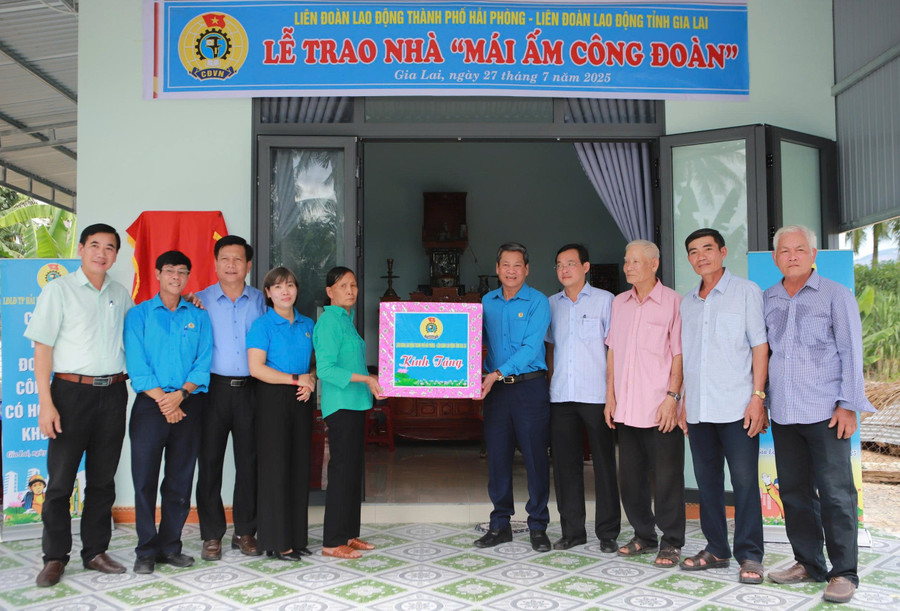 Lãnh đạo Tổng LĐLĐ Việt Nam, LĐLĐ tỉnh và chính quyền địa phương tặng quà cho đại diện gia đình anh Dương Minh Thanh (phường Tam Quan). Ảnh: H.P z6848218528434-dfdedb747b52c8ae89036eb9a692d92f.jpg