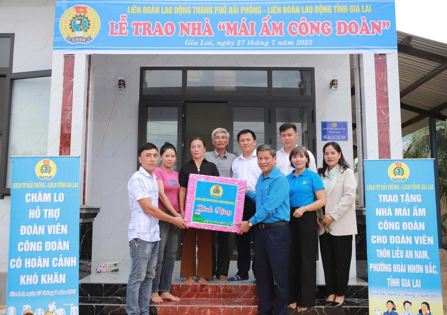 Phó Chủ tịch Tổng LĐLĐ Việt Nam Huỳnh Thanh Xuân tặng quà, chúc mừng gia đình anh Ngô Xuân Hồng (ở phường Hoài Nhơn Bắc) có nhà mới. Ảnh: H.P z6848218497958-b2447291001dd4f6f24660b6b548512d.jpg