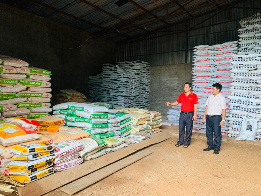 មន្ទីរកសិកម្ម និងបរិស្ថាន ណែនាំដល់មូលដ្ឋាន បង្កើនការចុះត្រួតពិនិត្យ គ្រឹះស្ថានជួញដូរសម្ភារៈកសិកម្ម។ រូបថត៖ ហុង ធួង so-nong-nghiep-va-moi-truong-de-nghi-cac-dia-phuong-tang-cuong-kiem-tra-cac-co-so-kinh-doanh-vat-tu-nong-nghiep-anh-hong-thuong.jpg
