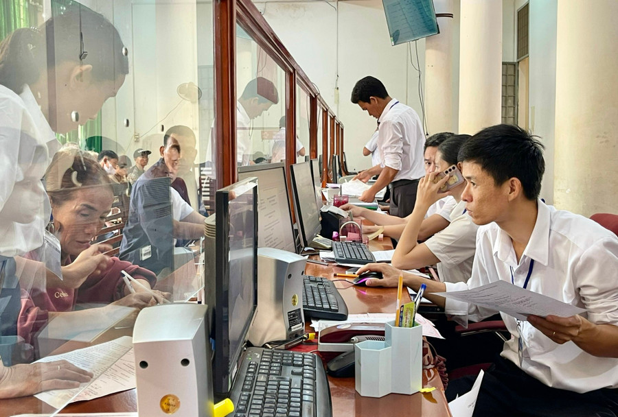 Trách nhiệm của cán bộ, công chức các ngành, đơn vị được giao thực hiện xử lý hồ sơ tại Trung tâm Phục vụ hành chính công xã, phường từng bước được nâng cao. Ảnh Minh Phương trach-nhiem-cua-can-bo-cong-chuc-cac-nganh-don-vi-duoc-giao-thuc-hien-xu-ly-ho-so-tai-trung-tam-phuc-vu-hanh-chinh-cong-xa-phuong-tung-buoc-duoc-nang-cao-anh-minh-phuong.jpg