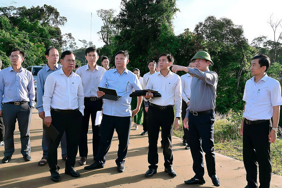 Chủ tịch UBND tỉnh Phạm Anh Tuấn (thứ 2 từ phải qua) khảo sát tại trung tâm hành chính xã An Toàn. Ảnh: Đức Thụy z7034427710784-5c8bd197456fa123356ff4daebad0c28.jpg