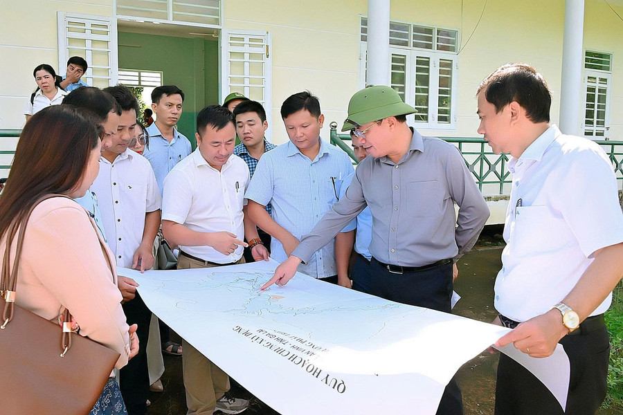 Chủ tịch UBND tỉnh Phạm Anh Tuấn khảo sát quy hoạch chung xây dựng xã An Vinh. Ảnh: Đức Thụy z7034427010601-372f80cdab54ae39cfe23f5230f204fa.jpg