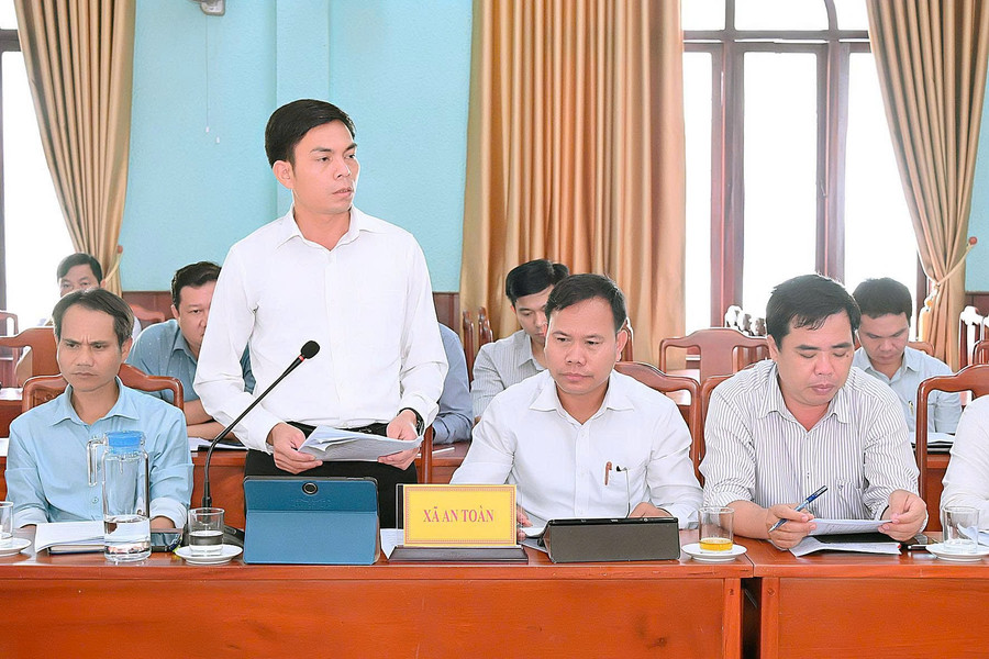 Chủ tịch UBND xã An Toàn Đinh Văn Nghin đề nghị nâng cấp tuyến đường từ xã An Hòa đi xã An Toàn. Ảnh: Đức Thụy z7034427710730-caad6bdf685a40860b6fb7383fa5c5b1.jpg