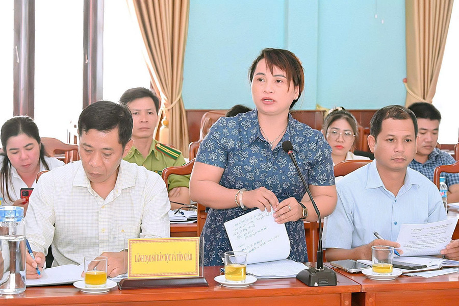 Bí thư Đảng ủy xã An Vinh Đinh Thị Diệu nêu những khó khăn trong thực hiện các chỉ tiêu phát triển kinh tế-xã hội ở địa phương. Ảnh: Đức Thụy z7034427669265-0175f1ae1338f2c4f46ccf01ee770f12.jpg