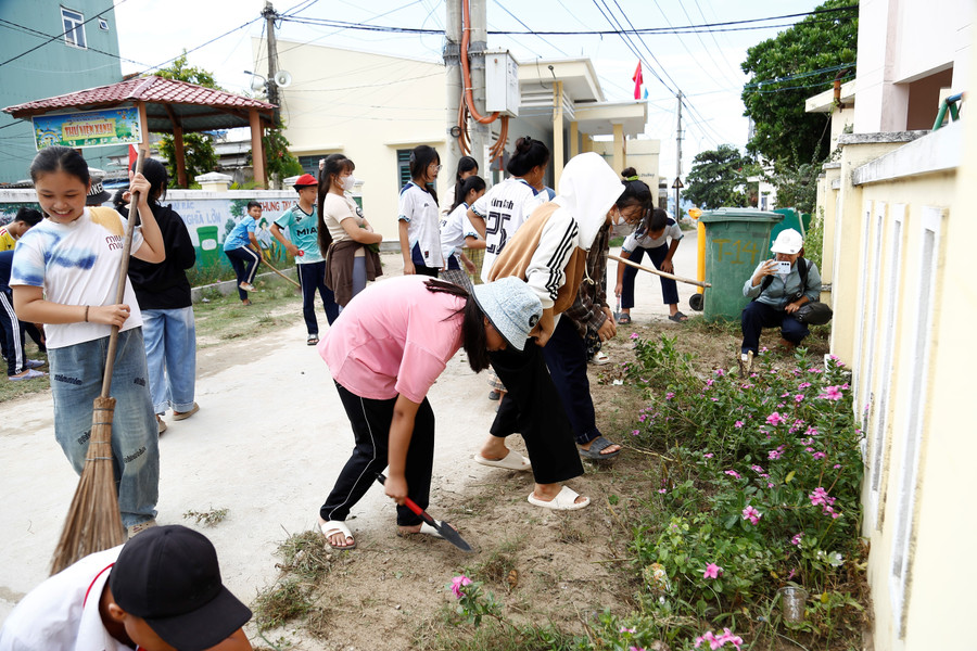 Học sinh Trường Tiểu học và THCS Nhơn Châu tham gia dọn vệ sinh khuôn viên trường sạch đẹp chuẩn bị cho lễ khai giảng. Ảnh: H.P mg-2179.jpg