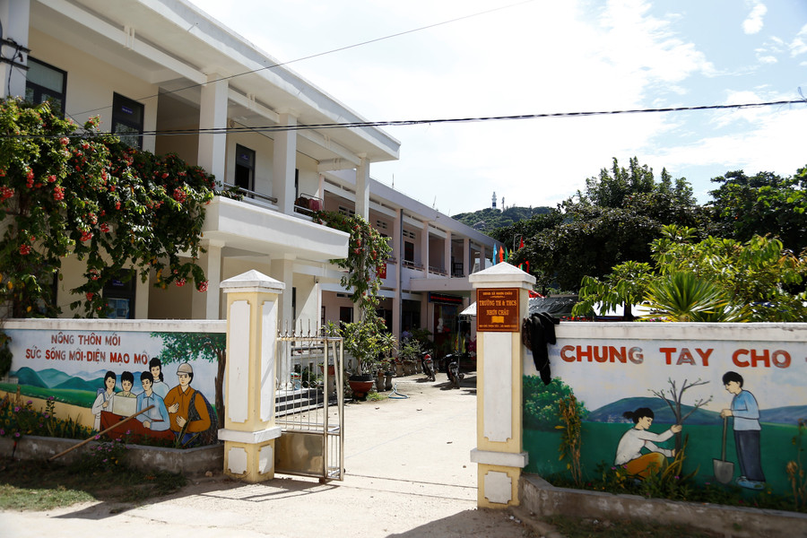 Trường Tiểu học và THCS Nhơn Châu. Ảnh: H.P mg-2226.jpg