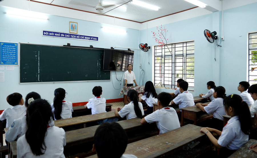 Giáo viên Trường Tiểu học và THCS Nhơn Châu dặn dò học sinh trước thềm năm học mới. Ảnh: H.P mg-2192.jpg