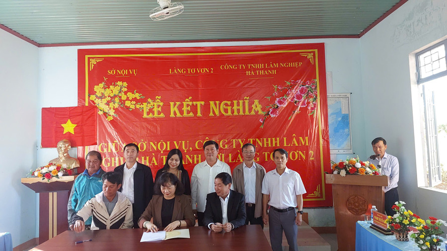 lanh-dao-so-noi-vu-gia-lai-bi-thu-chi-bo-kiem-thon-truong-lang-to-von-2-va-lanh-dao-cong-ty-tnhh-lam-nghiep-ha-thanh-cung-ky-van-ban-ket-nghia.jpg