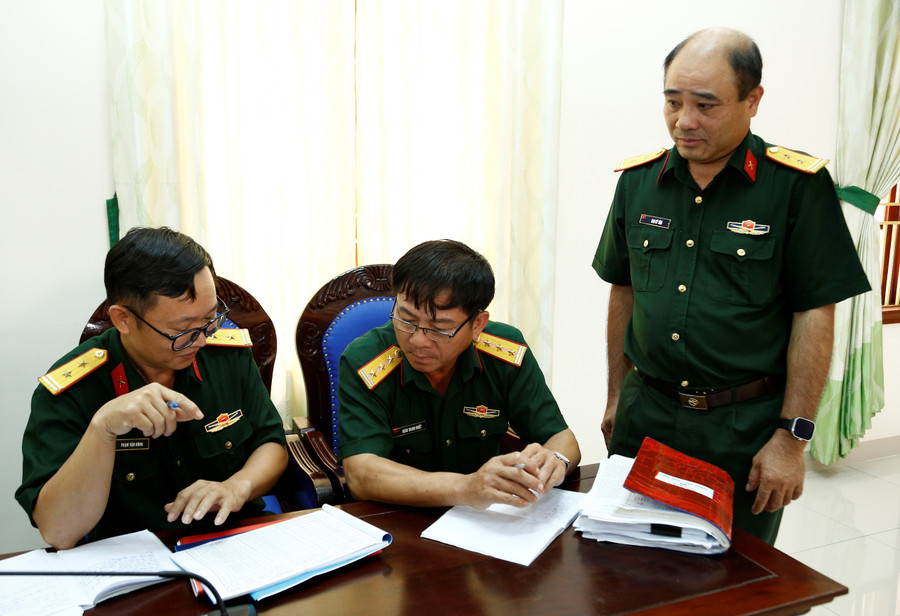 Mitglieder der Arbeitsdelegation besichtigten Dokumente und Verfahren der militärischen Arbeit beim Landeswehrkommando. Foto: H.P doan-cong-tac-kiem-tra-cac-ho-so-thu-tuc-trong-cong-tac-quan-luc.jpg