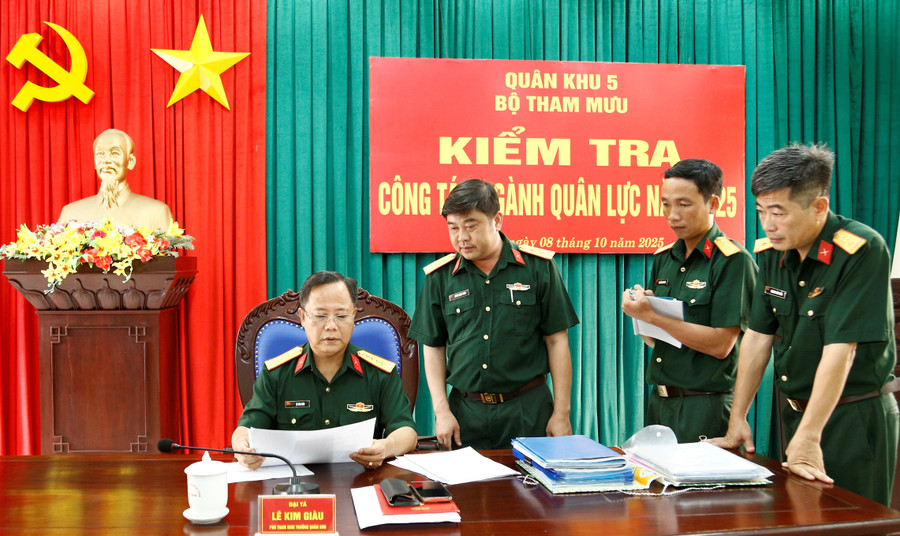 Oberst Le Kim Giau (sitzend) inspiziert die militärische Arbeit des Provinzmilitärkommandos. Foto: H.P. dai-ta-le-kim-giau-kiem-tra-tai-bo-chqs-tinh.jpg