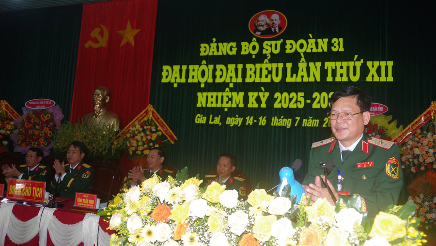 Thiếu tướng Nguyễn Trần Long - Phó Chính ủy Quân đoàn 34 phát biểu chỉ đạo đại hội. Ảnh: H.P z6806525695023-74ab3029ae3c7bf485d74fe041b29a7c.jpg