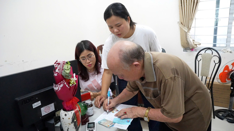 Người dân ký nhận quà. Ảnh: H.P z6963889155569-d3f46707511172dfa4f2feeee4cf0136.jpg