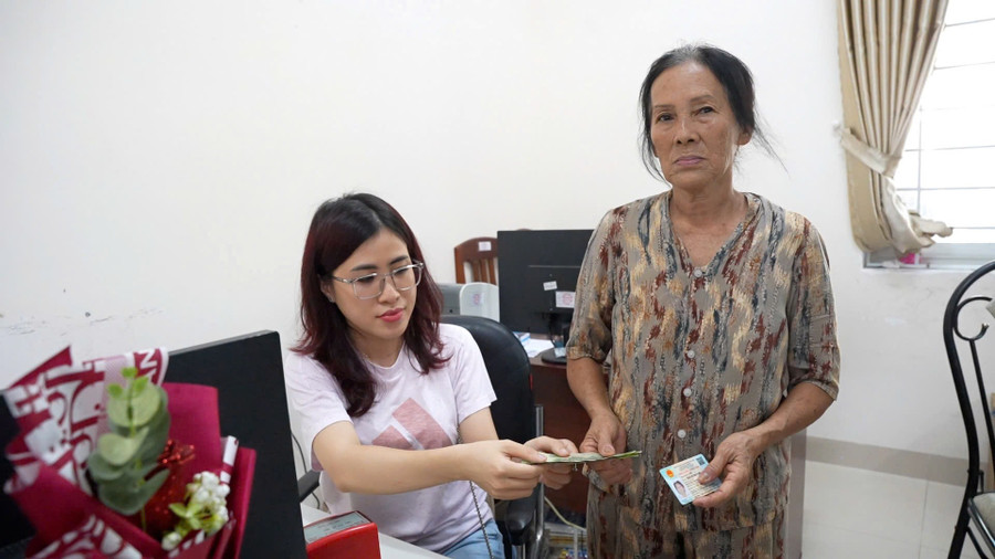 Đến 17 giờ ngày 31-8, phường Quy Nhơn Nam đã chuyển quà cho 1.431 nhân khẩu/364 hộ, với số tiền 143,1 triệu đồng. Ảnh: H.P z6963889155566-256b09ec7241d35ee601732acff9c603.jpg