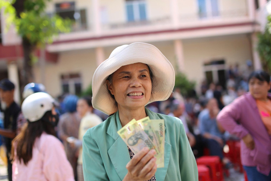 Niềm vui của bà Hiền khi nhận được quà. Ảnh: H.P z6963822609526-01d4e8bc409bd9112572e08dcfe3e8db.jpg