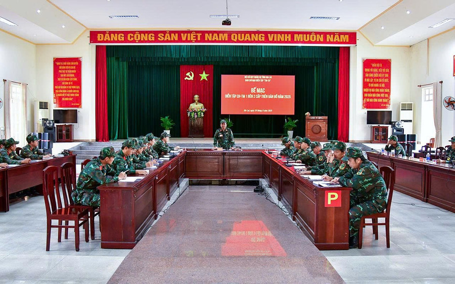 Diễn tập Chỉ huy - Tham mưu 1 bên 2 cấp trên bản đồ của Ban Chỉ huy phòng thủ khu vực 6 - An Nhơn Đông đã diễn ra thành công, đáp ứng yêu cầu là sát tình hình thực tế, phát huy trí tuệ, vận dụng nguyên tắc lý luận vào thực tiễn, xử lý tốt các tình huống. Ảnh: Phúc Tuấn z6960326604882-4dbbace7063ab5072ba88898a2dcb00b.jpg